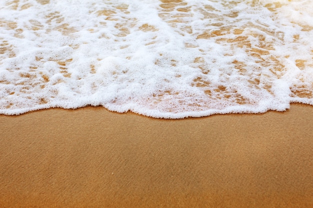 Des vagues sur le sable.