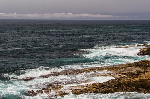 Les vagues se battent sur la côte rocheuse déserte de l'océan Atlantique Portugal