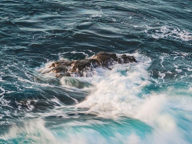 Vagues se brisant sur la côte nord de Tenerife