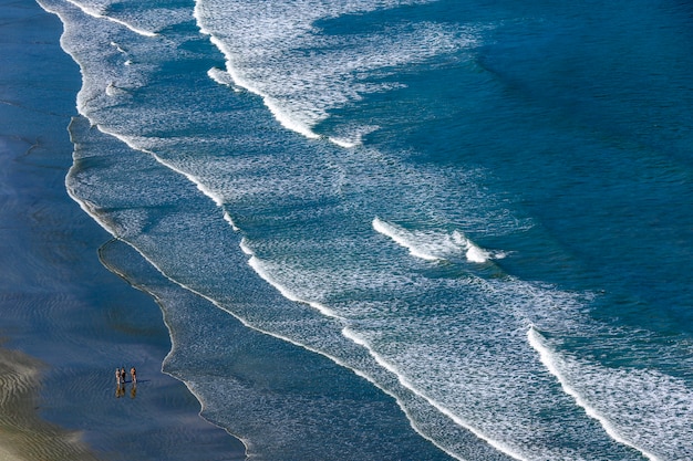 Vagues se brisant sur la plage, avec une mer bleue, sur la côte nord de Sao Paulo. Sao Sebastiao, SP, Brésil