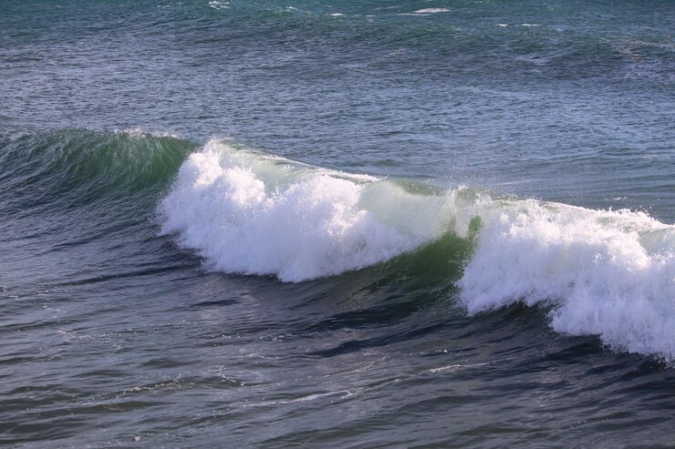 Photo les vagues se brisent contre la mer
