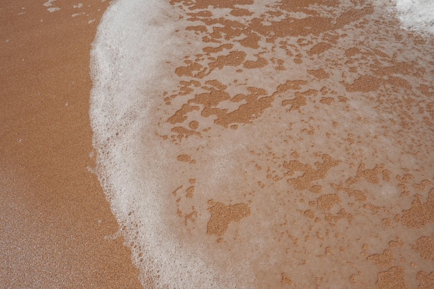 Les vagues se brisent sur le mouvement de l'eau du bord de mer le long du littoral