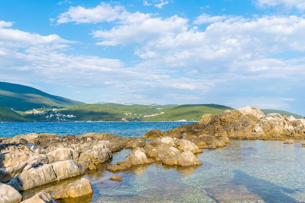 Les vagues se brisent sur les pierres côtières de la mer Adriatique Monténégro BokaKotor Bay