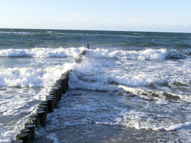 Les vagues se brisent sur la plage