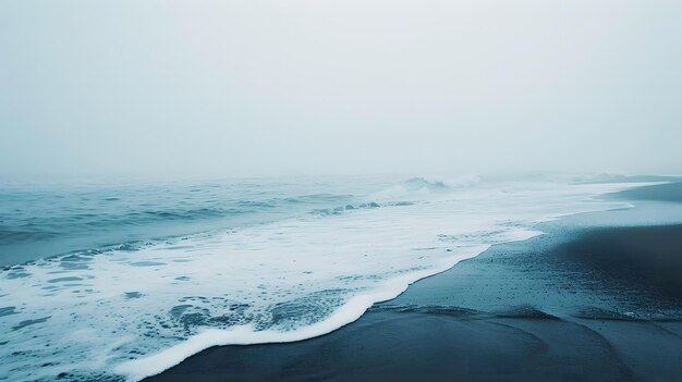 Les vagues se brisent sur la plage.