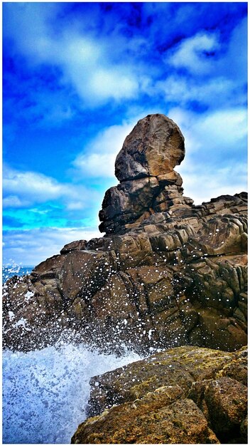 Photo les vagues se brisent sur le rivage