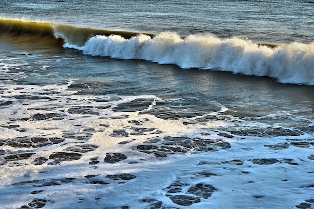 Les vagues se précipitent vers le rivage