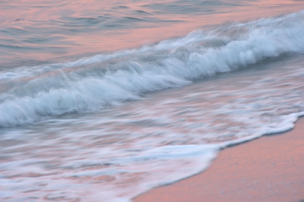 Photo les vagues se précipitent vers le rivage