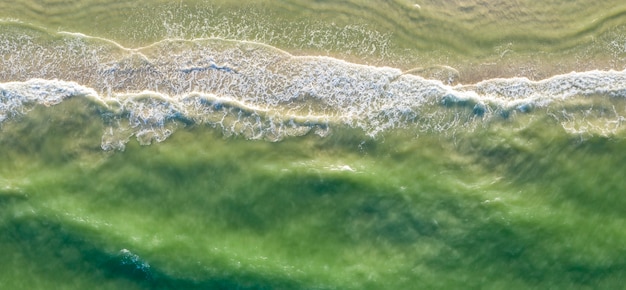 Photo vagues de surf sur le fond de l'été vue de dessus du bord de mer