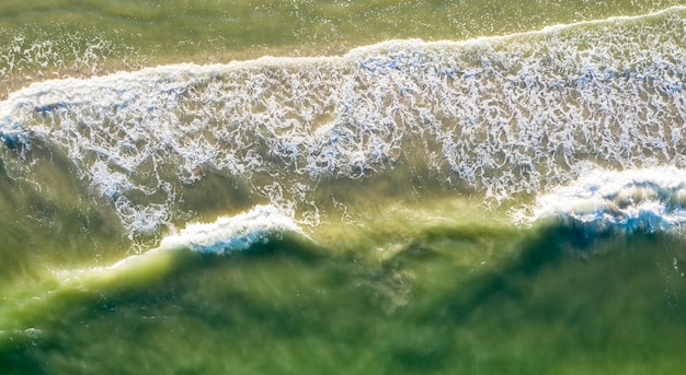 Photo vagues de surf sur le fond de l'été vue de dessus du bord de mer