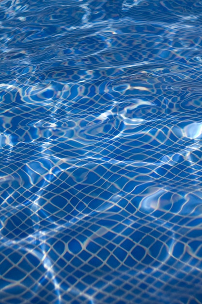 Vagues sur une surface d'eau dans la piscine