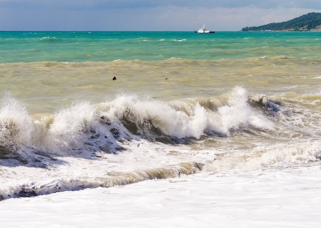 Vagues de tempête sur les bas-fonds de la mer. Temps orageux.