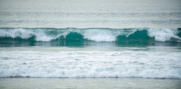 Vagues tropicales de l'océan ou de la mer Paysage marin de fond de l'océan Plage tropicale avec fond de nature vague Copiez l'espace des vacances d'été et du concept de voyage