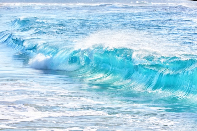 Vagues turquoise à Sandy Beach, Hawaii