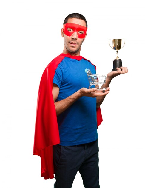 Vainqueur superhero tenant un panier