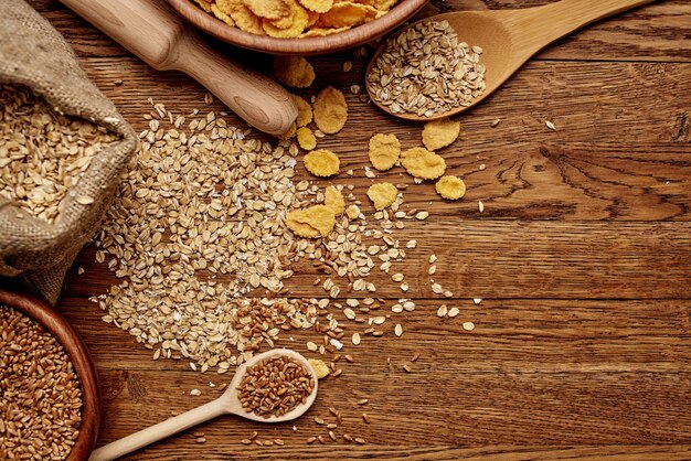 Vaisselle en bois fond bois petit déjeuner sain