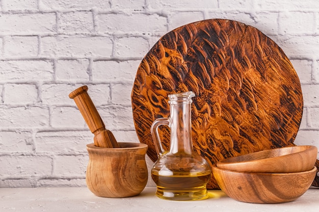 Vaisselle en bois sur une table blanche