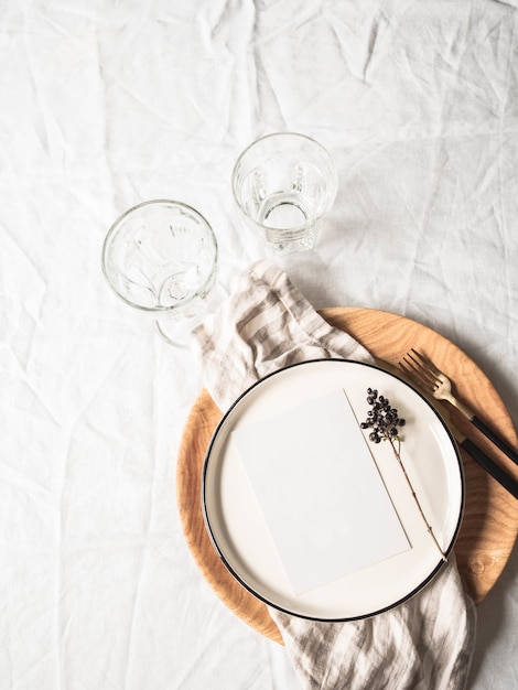 Vaisselle et décorations pour table de service