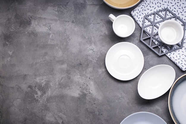 Vaisselle moderne en céramique et en bois Vaisselle à la mode Plats pour servir et manger des repas sur un fond en bois espace pour la vue de dessus de texte