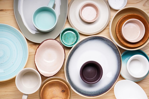 Vaisselle moderne en céramique et en bois Vaisselle à la mode Plats pour servir et manger des repas sur une vue de dessus de fond en bois