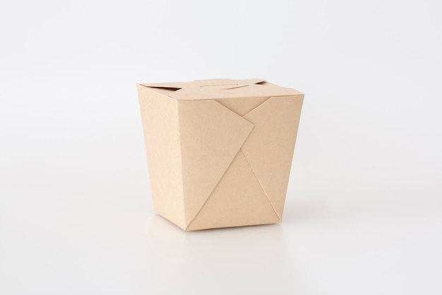 Vaisselle en papier Eco craft sur fond blanc. Concept sans recyclage et sans plastique.