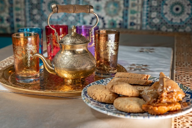 Vaisselle et sucreries marocaines traditionnelles pour la cérémonie du thé