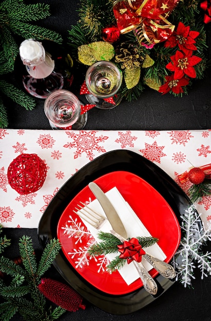 Vaisselle traditionnelle sur la table de Noël.