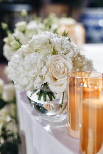 Photo vaisselle verres fleur fourchette couteau servi pour le dîner au restaurant avec intérieur confortable