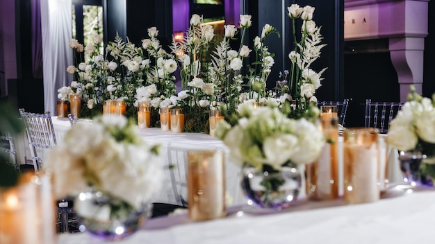 Vaisselle verres fleur fourchette couteau servi pour le dîner au restaurant avec intérieur confortable