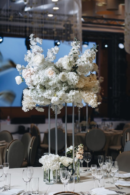 Vaisselle verres fleur fourchette couteau servi pour le dîner au restaurant avec intérieur confortable