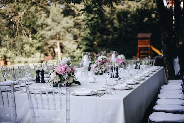 Vaisselle verres fleur fourchette couteau servi pour le dîner au restaurant avec intérieur confortable