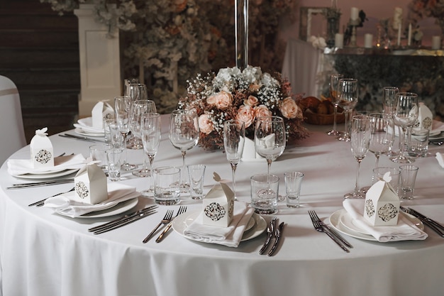 Vaisselle Verres, fourchette à fleurs, couteau servi pour le dîner dans un restaurant avec un intérieur confortable