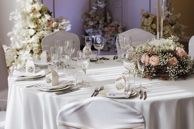 Vaisselle Verres, fourchette à fleurs, couteau servi pour le dîner dans un restaurant avec un intérieur confortable