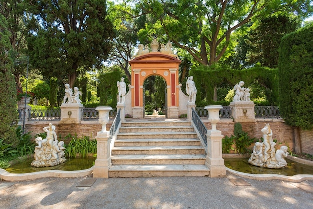 VALENCIA ESPAGNE 19 juin 2015 Fragments de jardins de Monforte avec une arche et des compositions de statues à Valence Espagne concept de paysage de parc