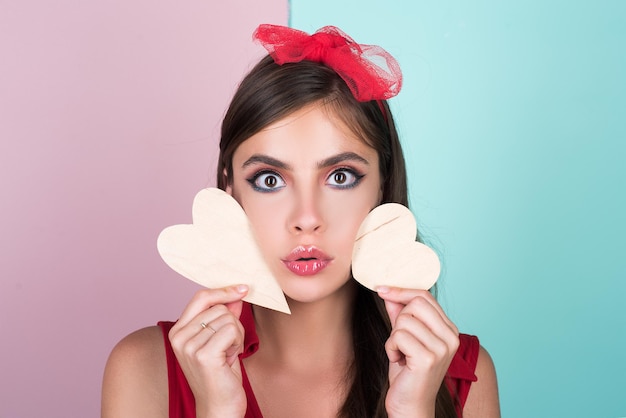 Valentin amour belle jeune femme fille brune avec des coeurs isolés sur une fille de mur de couleur avec ...