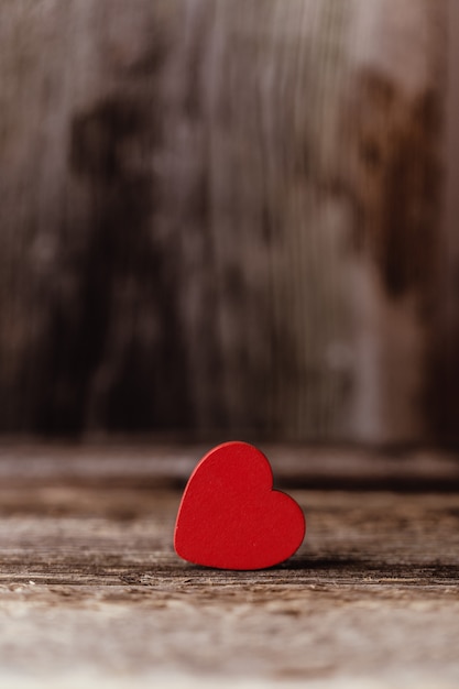 Valentin. L'amour. Contexte de la Saint-Valentin. Heureux coeurs de Saint Valentin sur table en bois. Carte de Saint Valentin