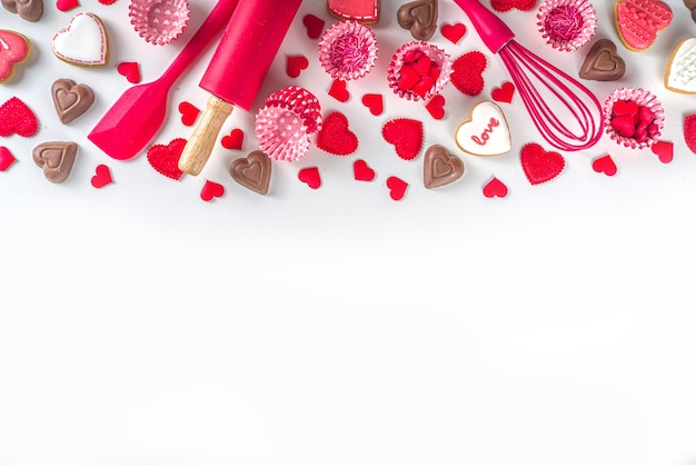 Valentin cuisson fond de cuisson. Ustensiles et ingrédients pour les gâteaux sucrés de la Saint-Valentin et les biscuits en forme de cœur