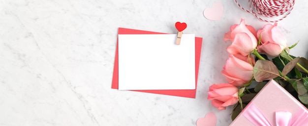 Valentin design concept background avec fleur rose rose et boîte-cadeau sur fond blanc en marbre