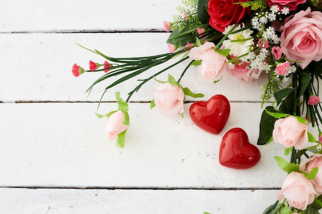 Valentin jour romantique coeur rouge et bouquet de fleurs colorées sur table en bois blanc