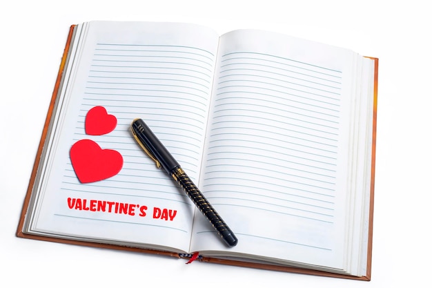 Valentine039s day love concept avec carnet et stylo sur fond blanc Notes d'amour