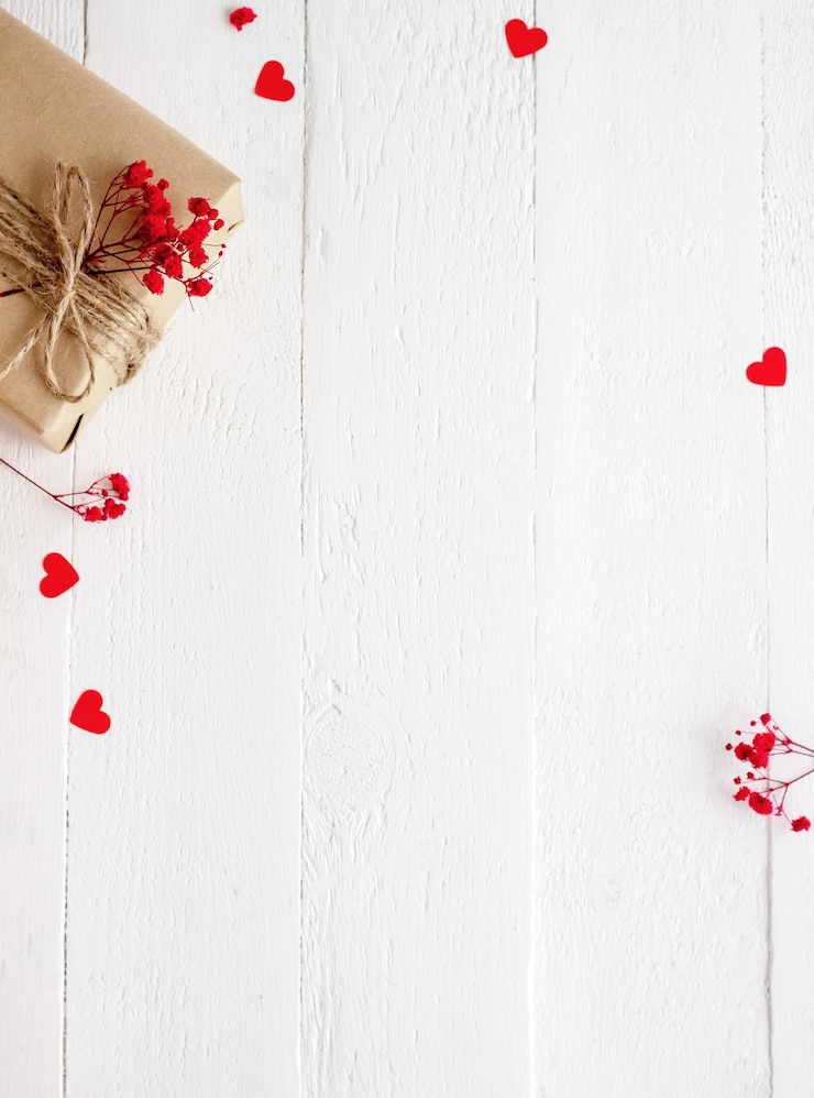Photo valentine39s day flatlay coffret cadeau de papier kraft avec des coeurs sur le fond en bois blanc