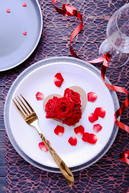 Valentines Day Servant Belle table avec des roses écarlates Vue de dessus