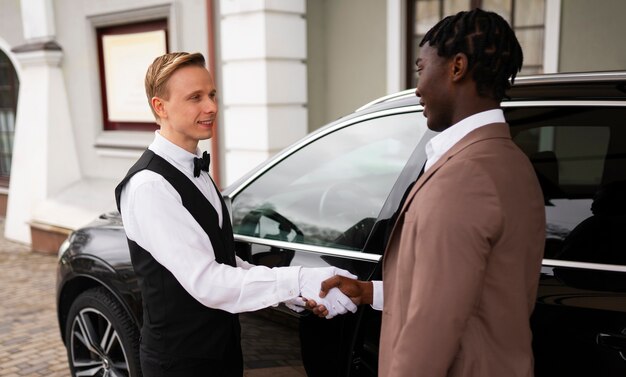 Photo valet de tir moyen faisant son travail