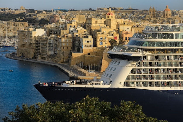 La Valette Malte - 1 avril 2018: les passagers debout sur le toit-terrasse du navire de croisière en regardant la vue de la ville de La Valette, Malte