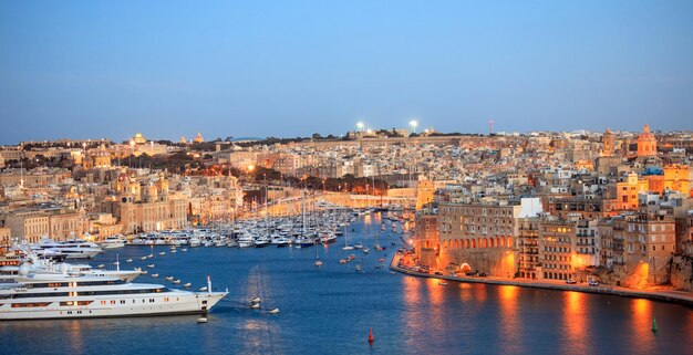 La Valette Malte Vue sur le Grand port de Upper Barrakka Gardens dans la soirée