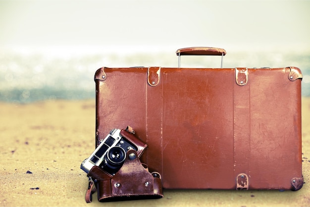 Valise et appareil photo vintage en cuir marron