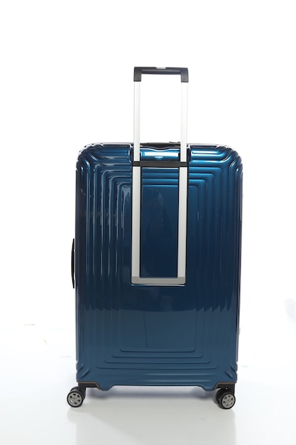 Valise bleue sur fond blanc