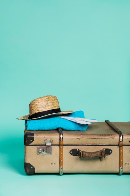 Valise avec chapeau et billets