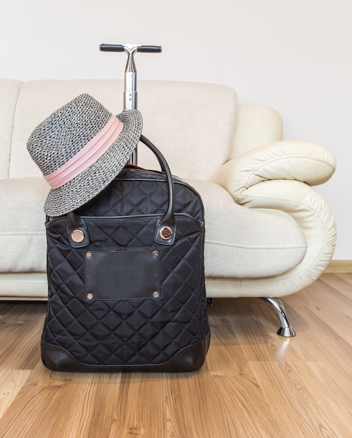 Valise et chapeau