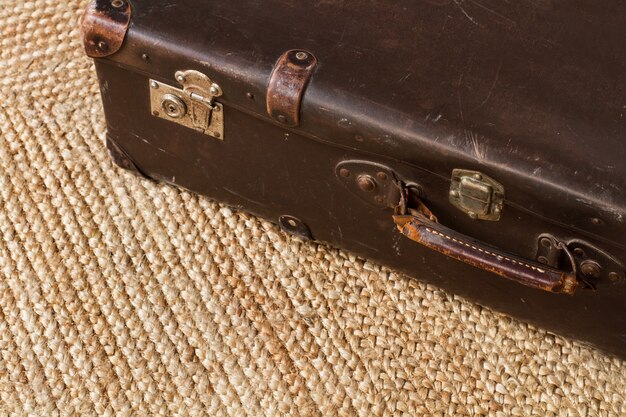 Une valise en cuir vintage sur un tapis d'alfa